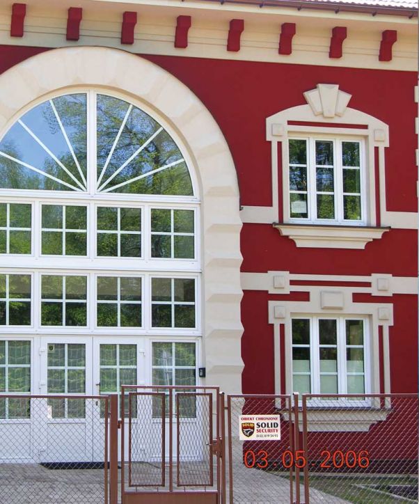 Archiwalna realizacja Roofex — okno Historic w czerwonej elewacji